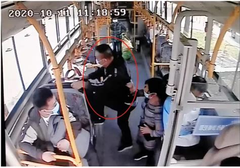公交车司机突然抛下一车人，狂奔400多米……_深圳新闻网
