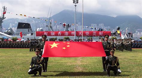 解放军驻香港部队组织升国旗仪式_央广网