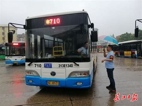 快速应对暴雨天气，30条公交线路临时改线运营_武汉_新闻中心_长江网_cjn.cn