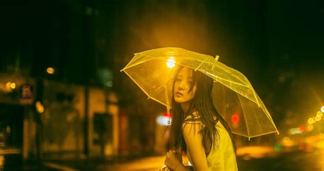夏天走在雨中的小女孩打着雨伞水坑夏天走在雨中的小女孩打着雨伞橡胶学步的儿童孤独高清图片下载-正版图片307961593-摄图网