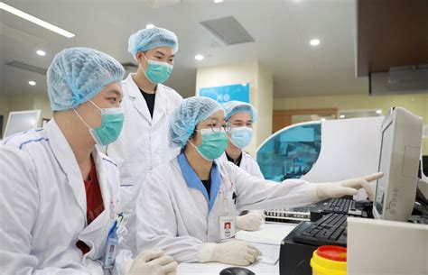 医疗机构加速布局精准医学检测能力，最新基因测序仪在华山医院完成首台装机