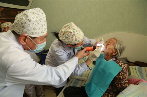 西安联邦口腔医院远赴咸阳 给九十岁老奶奶安装义齿