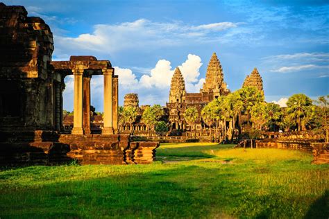 吴哥窟又称吴哥寺，被称作柬埔寨国宝，是世界上最大的庙宇