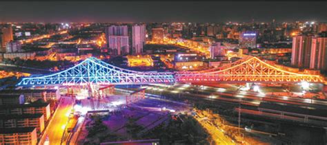 国内首座上跨运营高铁钢桁梁桥成功转体 - 廊坊市人民政府