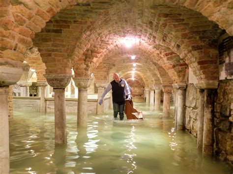 威尼斯遭遇20年来最大洪水 全城瘫痪