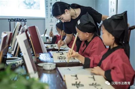 参加书法培训班让小学生喜欢写字_北京汉翔书法教育机构