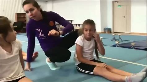 舞蹈视频：孩子们为了舞蹈梦真辛苦，疼的女孩一直挠脚心！