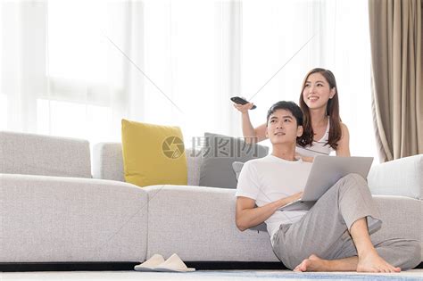 年轻夫妻一起在客厅沙发上看电视高清图片下载-正版图片500615449-摄图网