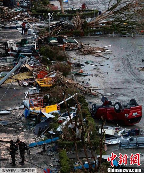 菲律宾遭台风“天鹅”侵袭受灾严重 道路布满泥泞