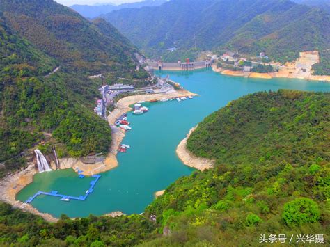 俯瞰郴州东江湖风景旅游区，坐着船游览，吹吹清新空气