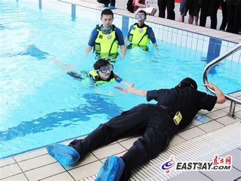 “野泳”溺水频发 沪青少年发起暑期防溺水安全倡议_新浪新闻