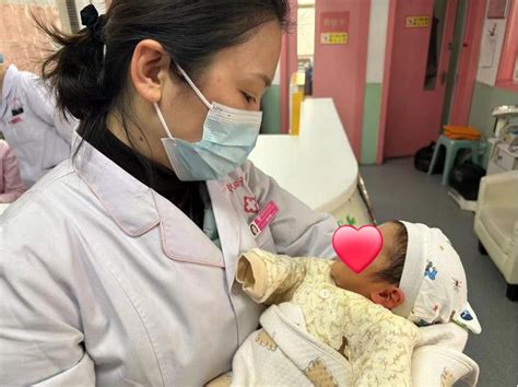 暖心！西安一刚出生婴儿疑遭弃 医护人员用爱守护 - 上游新闻·汇聚向上的力量