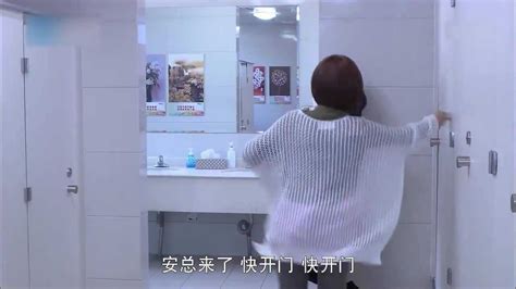 男子跪地偷窥女厕所被拍下 滁州民警成功将其抓获_凤凰网视频_凤凰网