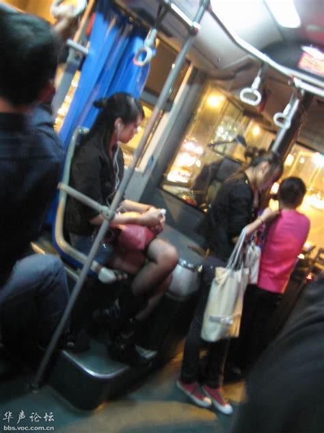公交车上的黑丝美女 - 网友自拍 - 华声论坛