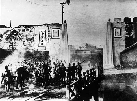 1937年南京沦陷时的惨状，中国士兵堆积6英尺高，老百姓一脸绝望