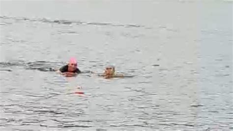不会游泳的女子带娃游湘江，自己被水冲走急忙呼救_凤凰网视频_凤凰网