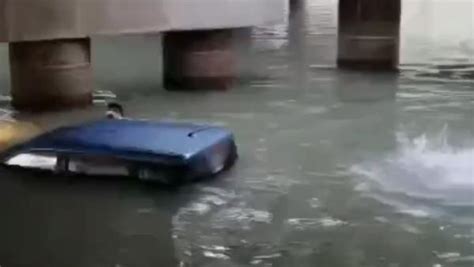 轿车坠入河中 两人不幸溺亡