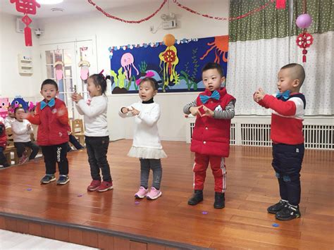 小班娃娃欢天喜地迎新年 郑州市实验幼儿园开展“小班期末联欢会”活动--郑州教育信息网