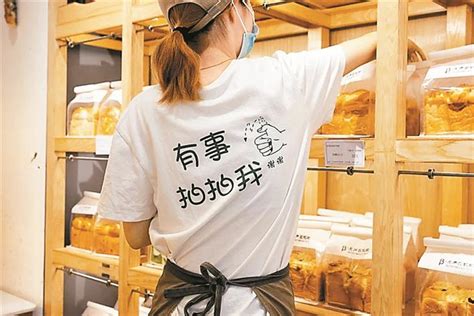 “无声面包树” 帮助无声者 龙华一爱心面包店员工大多数为聋哑人_深圳新闻网