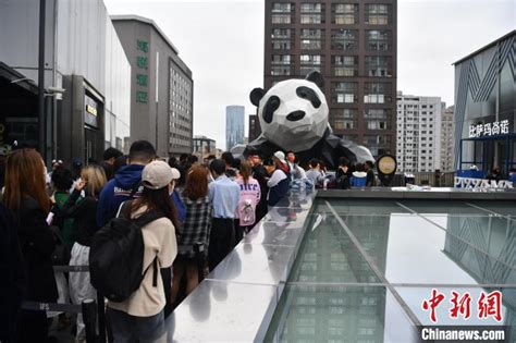 成都:游客排队打卡网红大熊猫雕塑
