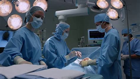 外科技师把手术刀递给一位女外科医生视频素材_ID:VCG42520248270-VCG.COM