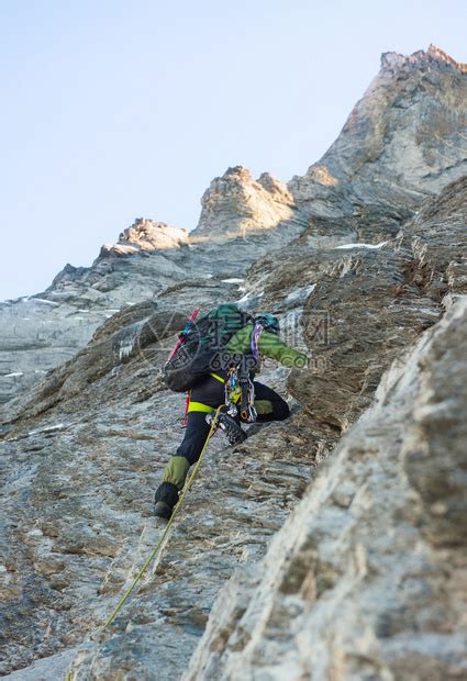到达山顶的登山者小组尼泊高清图片下载-正版图片507272861-摄图网