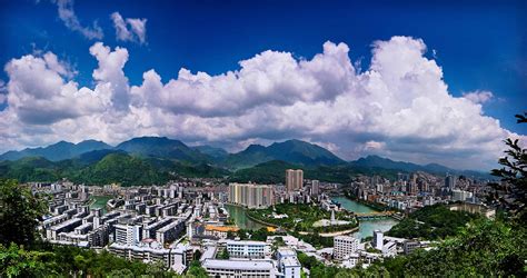 贵州都匀“彩云之城”近年来经济快速发展，成为黔南州黔中经济区的新都市--汇特通大数据网