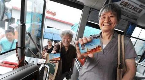 60周岁以上老年人刷身份证可免费乘公交啦！ - 民生 - 济宁 - 济宁新闻网