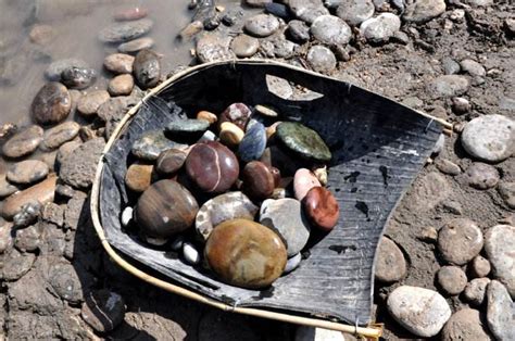 河边捡的石头怎么分辨,河里捡玉石辨认技巧,河边最常见的石头_大山谷图库