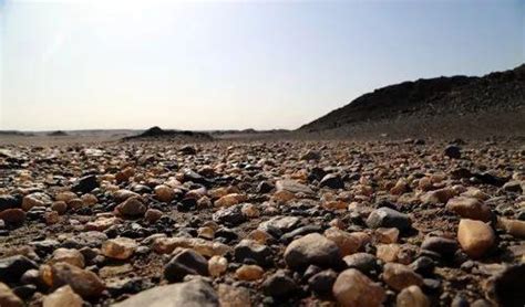 新疆人捡石头的最美季节到了，教你在16个的地方捡石头