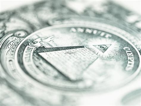 特写美元钞票上的图案有一只眼睛炯炯有神商业金融素材设计