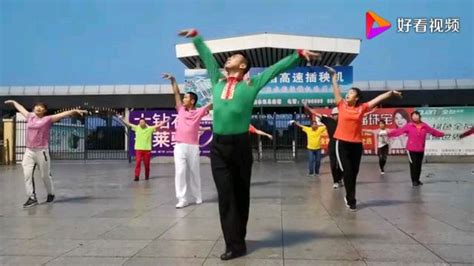 杨老师领跳广场舞《万疆》歌好听，舞步整齐好看_凤凰网视频_凤凰网