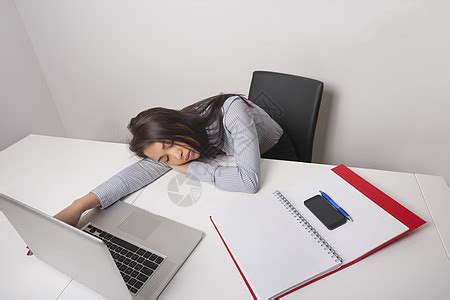 精疲力竭的女商人疲惫的女商人睡地板上梦高清图片下载-正版图片300342590-摄图网