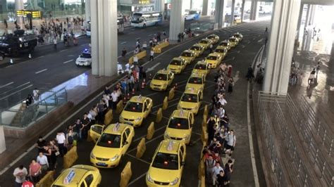 出租车井然有序排队进入机场T3航站_梨重庆-梨视频官网-Pear Video