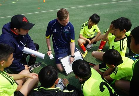 延庆小学足球场来了“洋教练”，来自英国的足球训练方式让人兴奋_教育_腾讯网