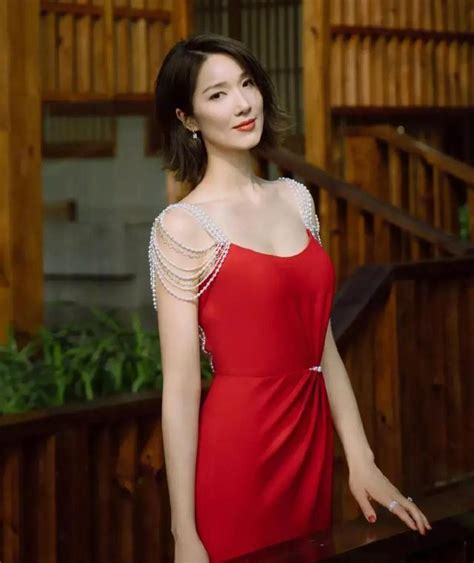 王祖蓝老婆李亚男时尚写真！红色吊带裙风情迷人，引起网友热议__财经头条