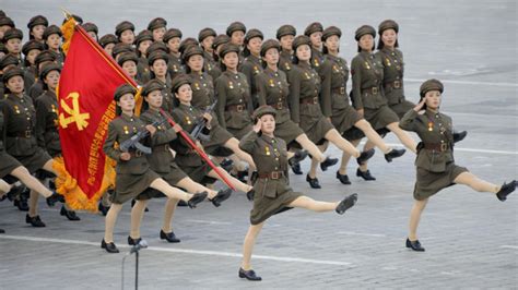 现场实拍：朝鲜阅兵，女兵方阵步伐铿锵有力！