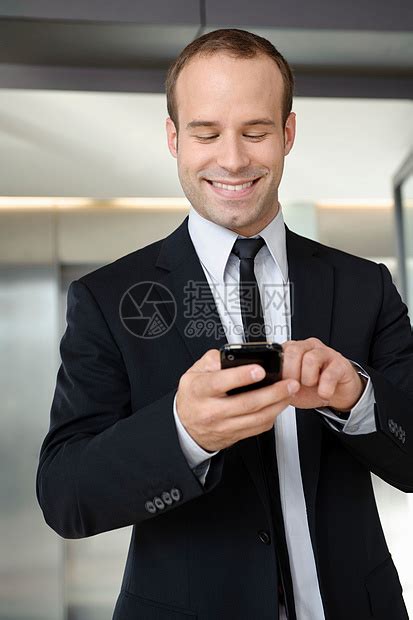 在办公室使用手机的商务人士高清图片下载-正版图片501458047-摄图网