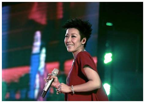45岁歌手孙悦近照，一首《祝你平安》一夜爆红，如今整容过度不认-蘑菇号