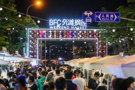 上海的小街夜市，人们为什么愿意戴着口罩“人挤人”？ - 封面新闻