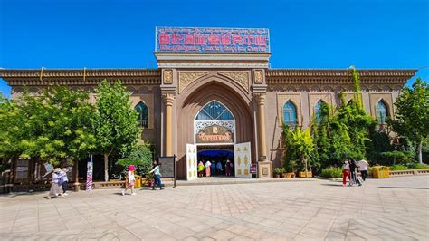 在新疆小城喀什，有一座旅行必打卡的“地标”景点：艾提尕尔广场