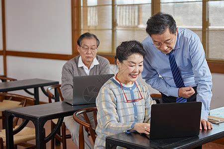 年长男性用笔记本电脑学习在线课程高清图片下载-正版图片502024507-摄图网