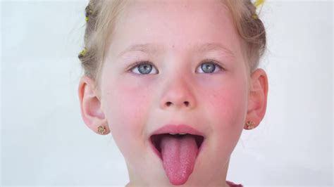 女孩张大嘴巴，伸出长长的舌头。孩子向牙医展示牙齿、软腭和口腔—高清视频下载、购买_视觉中国视频素材中心