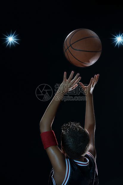打篮球的男孩高清图片下载-正版图片501475774-摄图网