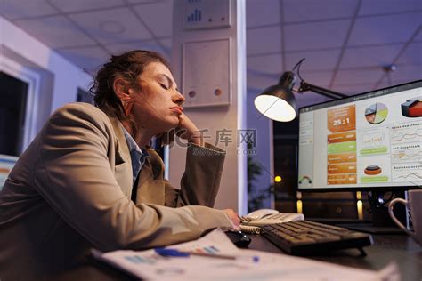 疲惫的公司员工睡在创业办公室的办公桌前高清摄影大图-千库网