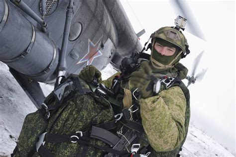 俄军特种部队将配备新型伞降系统 可从70米高度降落_凤凰网
