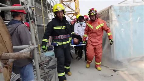 惊险！上海一男子爬170米塔吊被消防员救下_凤凰网视频_凤凰网