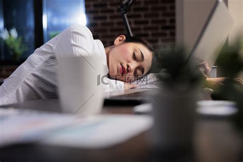 精疲力竭的女人下班后头疼高清图片下载-正版图片502545031-摄图网