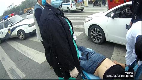 醉驾男子路中间睡着，实在叫不醒民警合力将他抬下车_凤凰网视频_凤凰网