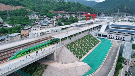 云南大瑞铁路大理至保山段开通 便利沿线各族群众出行和货物运输